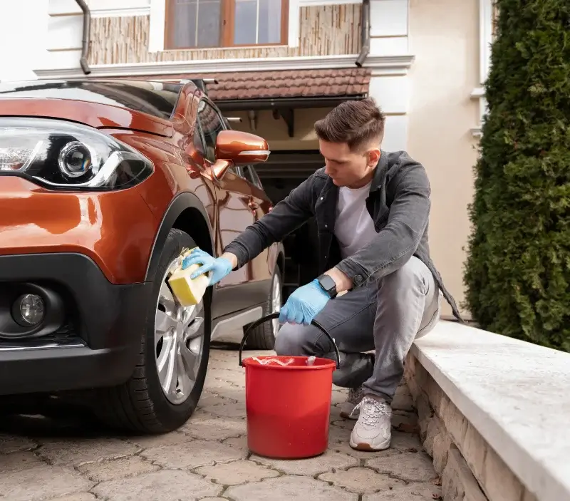 Lavage auto à domicile La Chailleuse : professionnel intervenant sur un véhicule